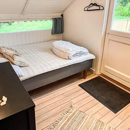 6 Person In Vaeggerlose Vakantiehuis Bøtø By